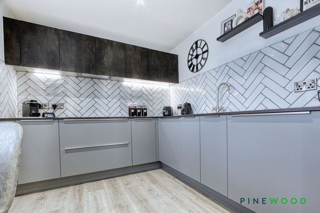 21 Henderson Close, Chesterfield photo 4