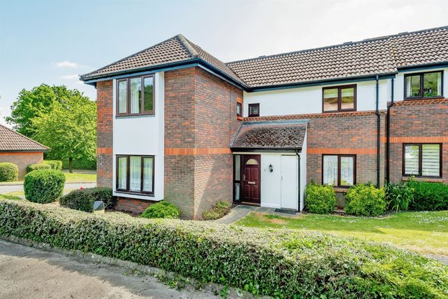 Thumbnail Property for sale in Bramble Close, Redhill