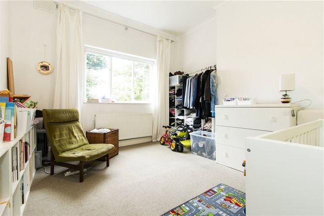 First Floor Flat, 49, Colvestone Crescent, London photo 4