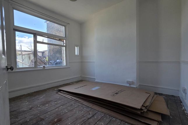 112, Sibley Grove, London photo 2
