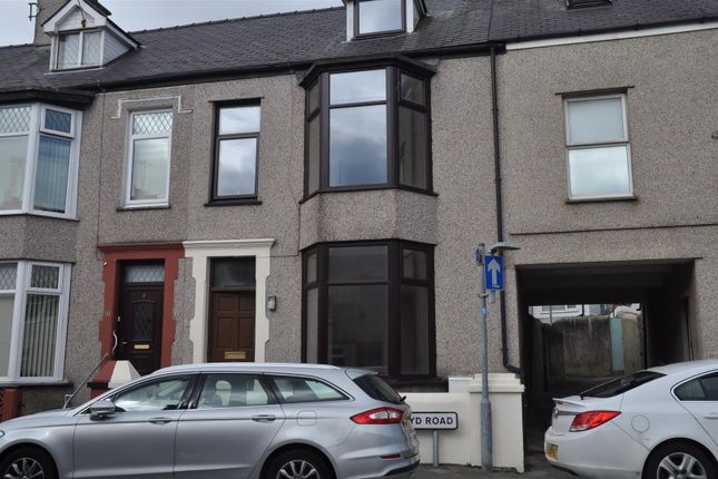 Thumbnail Terraced house to rent in Maeshyfryd Road, Holyhead