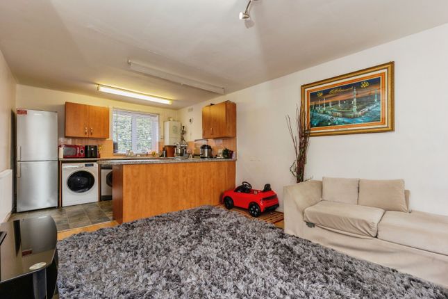 1-bed flat on 3, Whitecliff Close, Manchester, £170,000