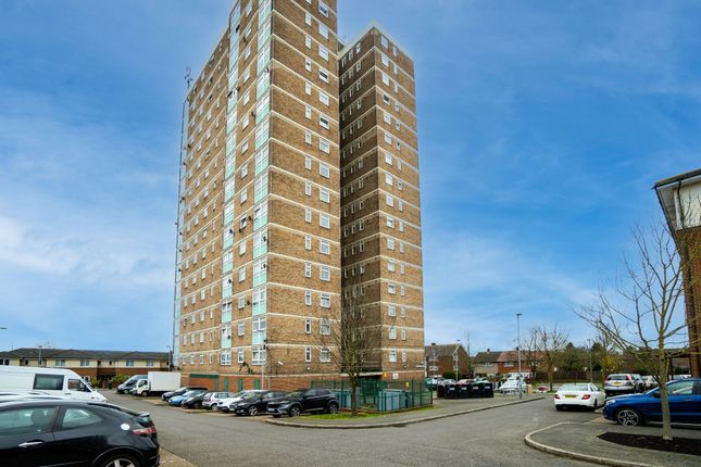 Thumbnail Flat for sale in Hatch Grove, Chadwell Heath, Romford