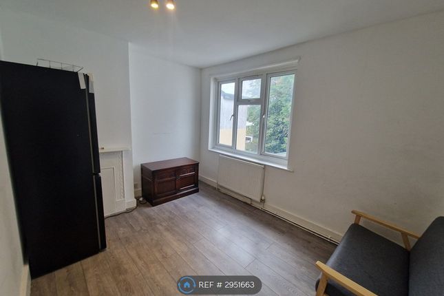 Lake Avenue, Slough photo 3