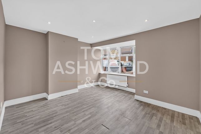 33, Julia Gardens, Barking photo 2