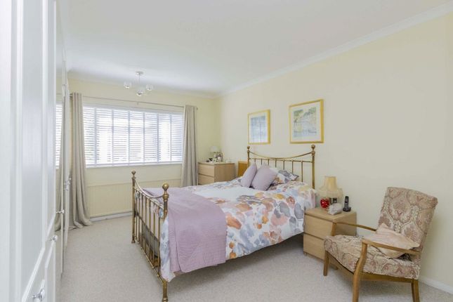 12A, Ash Tree Close, Surbiton photo 4