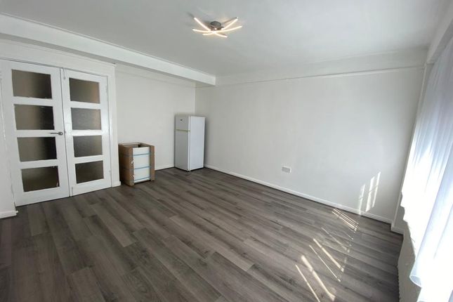 Flat to rent in Effra Road, Brixton
