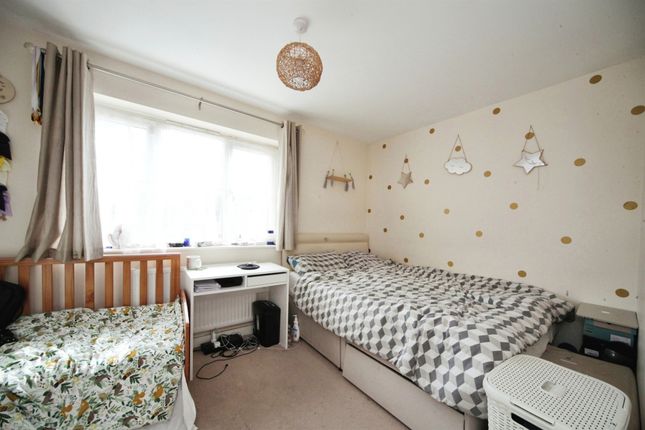 Terraced house for sale in Trinity Close, Luton