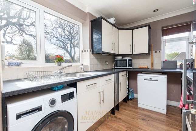 36 Fairlawns, Horley photo 4