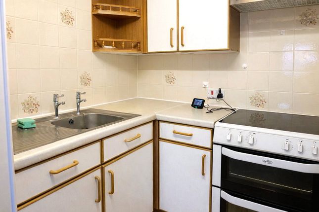 Flat 17, Redwood Manor,, Tanners Lane, Haslemere photo 2