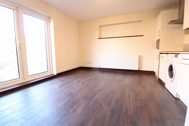 1 bed flat to rent in Sussex Way, Canvey Island, Essex SS8
