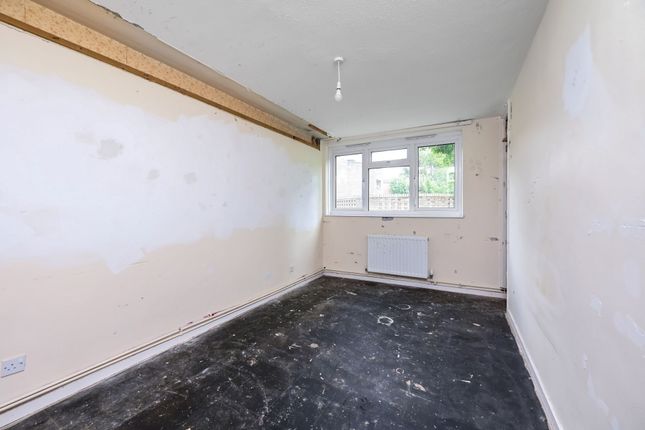 23, Robin Hood Close, Farnborough photo 4