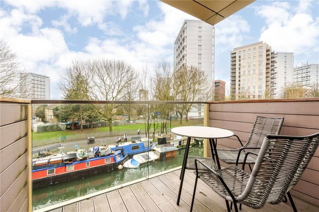 Flat to rent in Waterfront Apartments, 82 Amberley Road, London