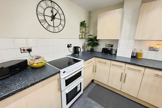 14, Golf Drive, Nuneaton photo 3