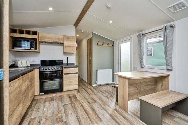 39 Oaklands,, Thorness Lane, Isle of Wight photo 4