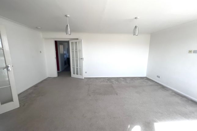 Flat to rent in The Chantry, Upperton Road, Eastbourne