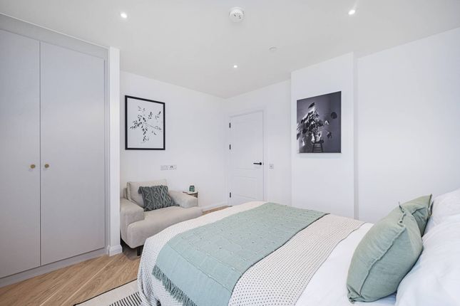 Flat to rent in High Road, Wood Green, London