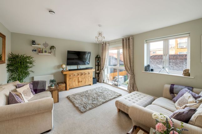 Town house for sale in Canalside, Redhill