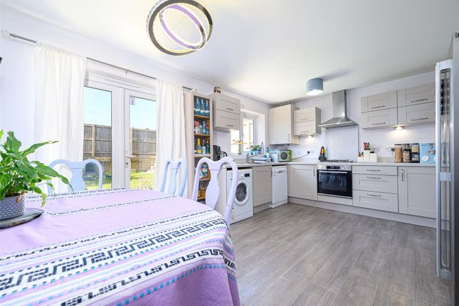 53, Farriers Way, West Yorkshire photo 3