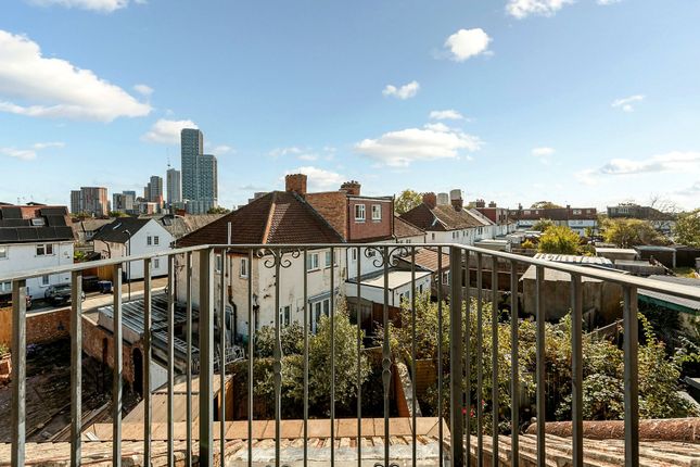 44 Highfield Road, London photo 4