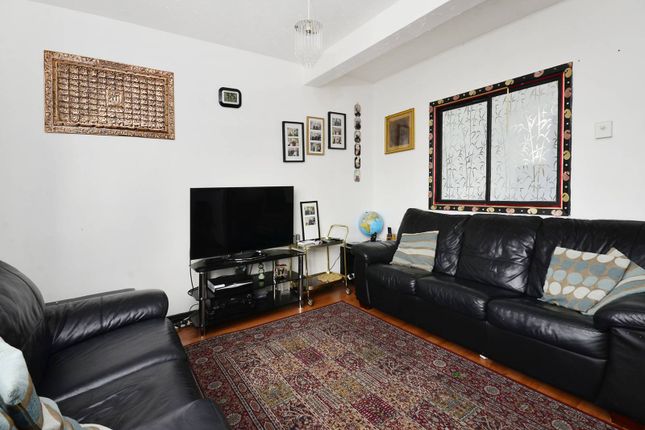 Thumbnail Flat for sale in Strathan Close, West Hill, London