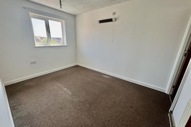 5, Trinity Close, Wrexham photo 5