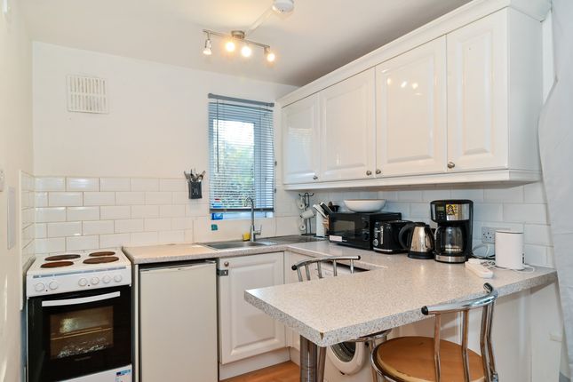 6 Elmley Close, London photo 4