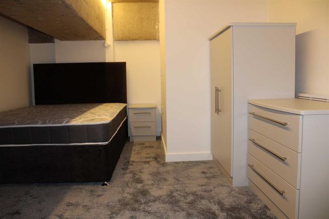 Flat to rent in High Street, West Bromwich