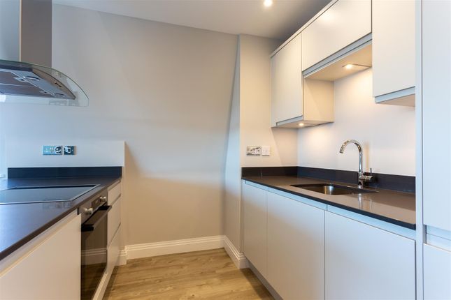 Flat 3, One High Street, Egham photo 4