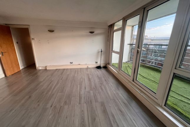 Flat 15, Greenwich Heights, London photo 3