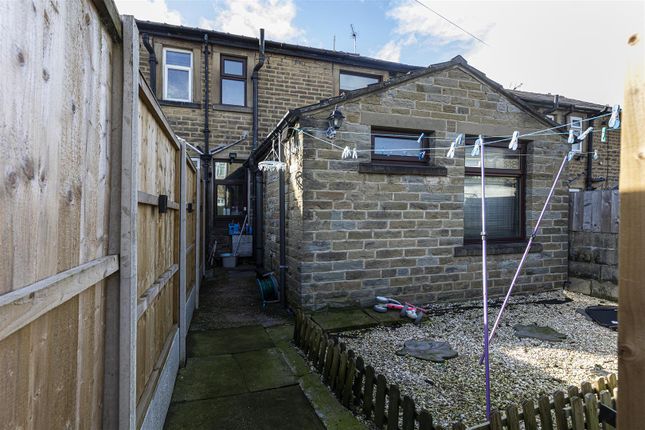 4, Norman Avenue, Elland photo 4