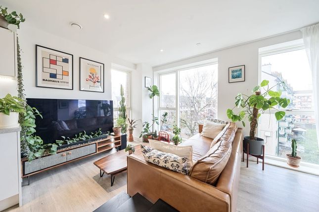 Flat for sale in Thomas Road, London