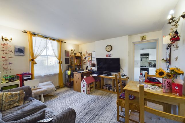 1-bed flat on 10, Ramsden Road, London, £260,000