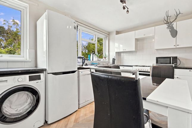 47 Longcroft Rise, Loughton photo 4