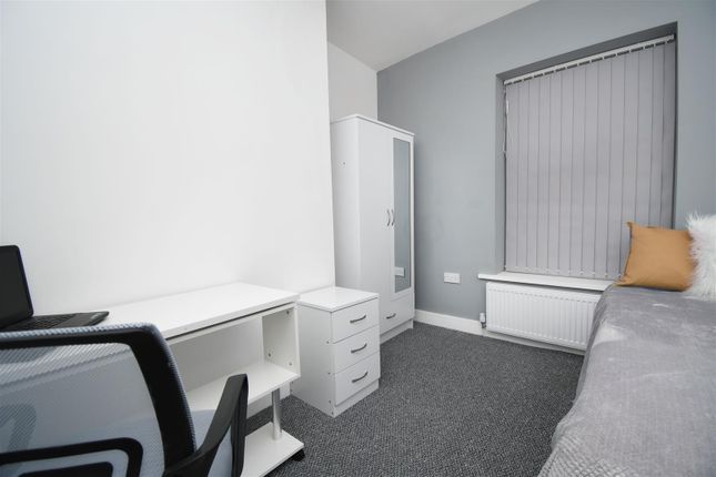 Room 4, 38, Queensberry Road, Burnley photo 4
