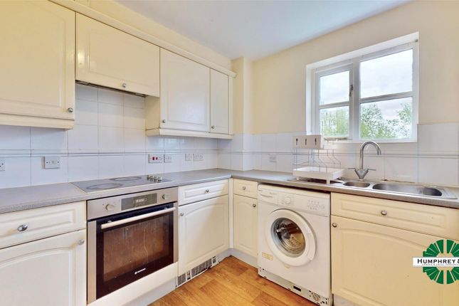 Flat to rent in Otter Close, London