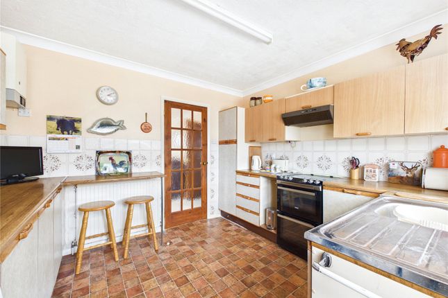 9, The Kempsters, Felixstowe photo 2