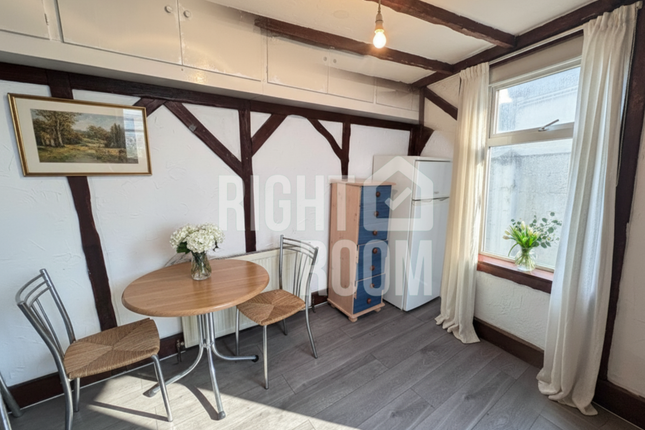 Room 1, 46 Chingford Road, London photo 3