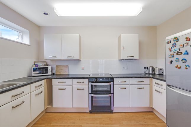 Flat 17, 19, Dean Road, Hampton photo 3