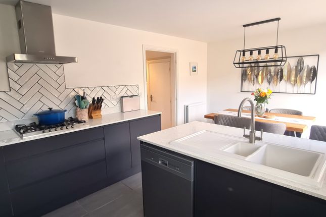 12, Comet Crescent, Wiltshire photo 3