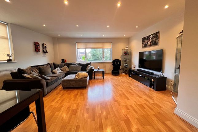 2-bed flat on 17c, Walton Street, Tadworth, £325,000