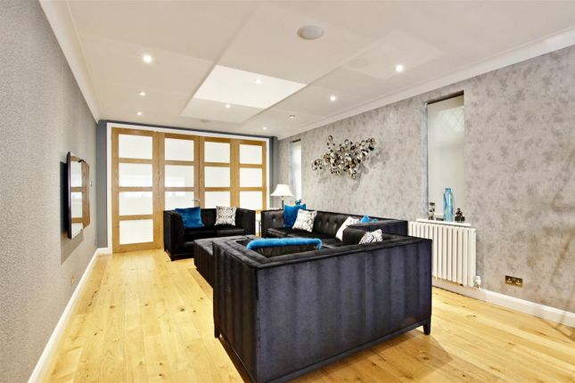 135, The Reddings, Mill Hill photo 2