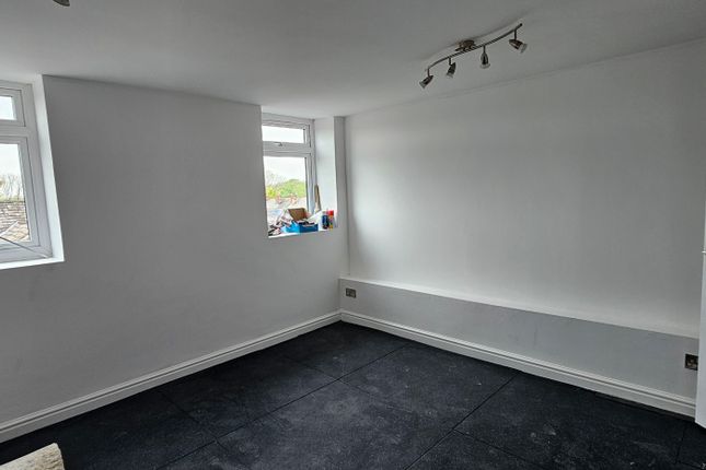 Flat to rent in Stockport Road, Manchester