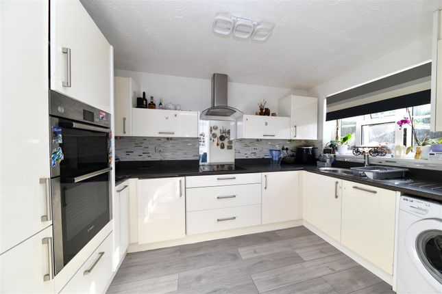 44, Blackdown Close, Stevenage photo 4