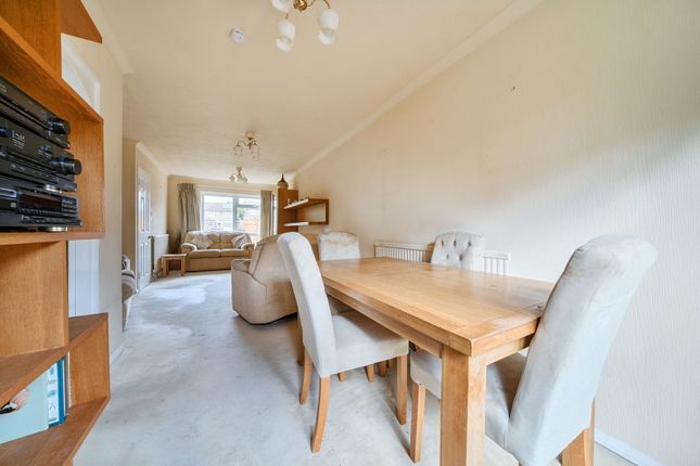 27, Oaklands, Godstone photo 3