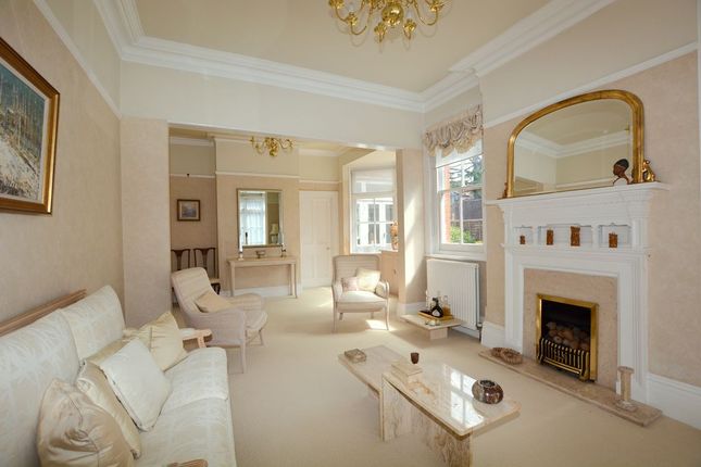 Oakleigh Lodge, 16 Oakleigh Road, Hatch End photo 2