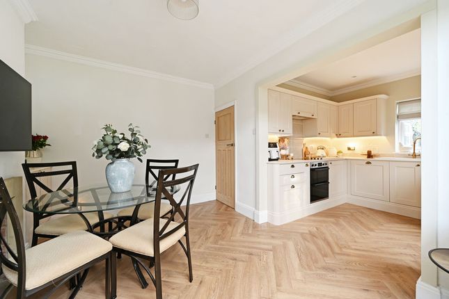11, Brookside Glen, Chesterfield photo 3