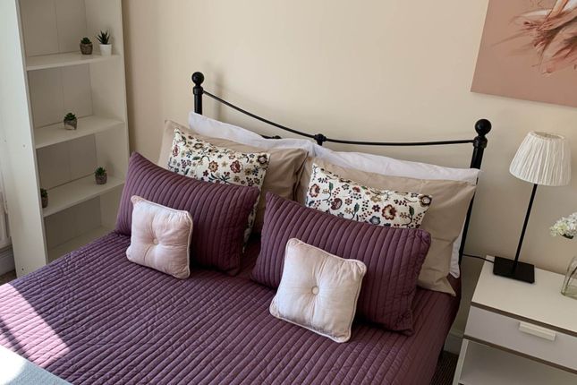 Room 1, Pickering, Guildford photo 2