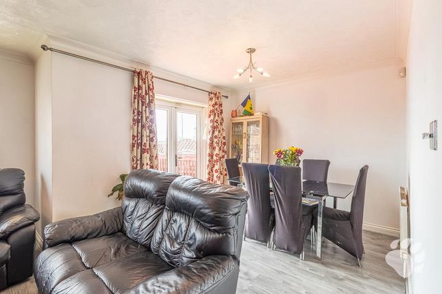 8, Downs Grove, Basildon photo 3