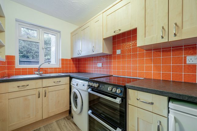 27, Escott Place, Ottershaw photo 2